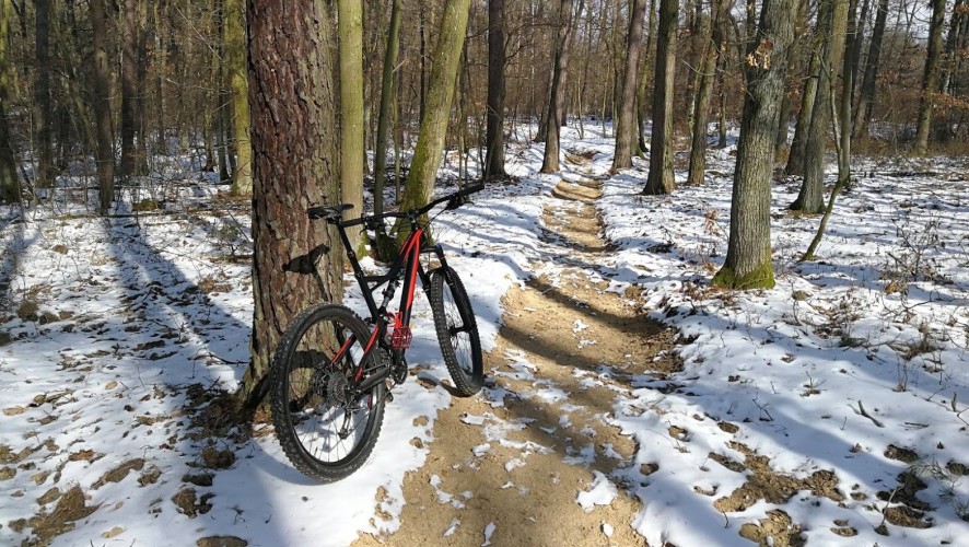 Singletraily jdou naproti cyklistům, rostou přímo u měst