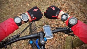 GPS hodinky a cyklonavigace Garmin