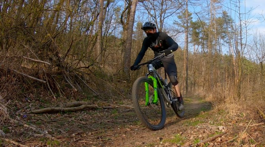 Cyklistická sezona může začít. Na kole je možné jet bez roušky a otevírají se cykloprodejny