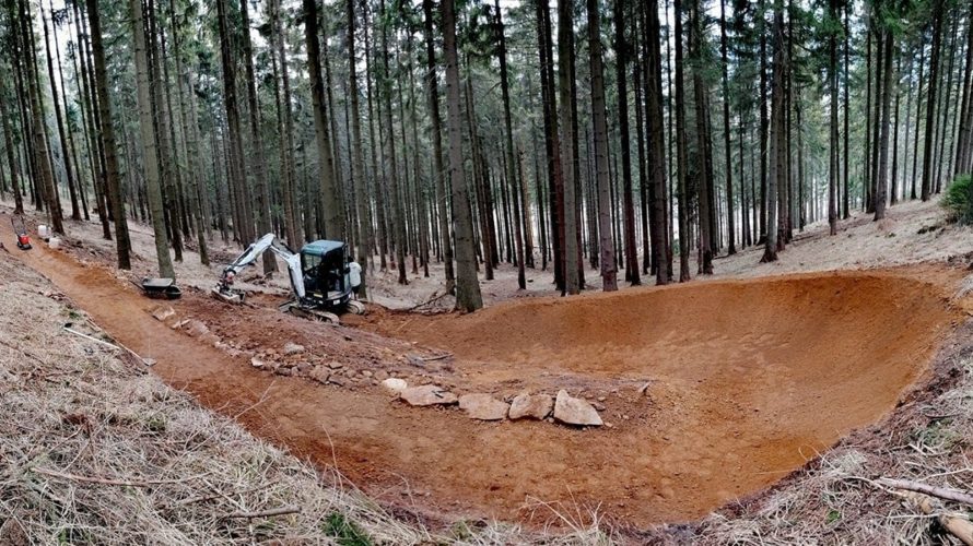 Lanovkou nahoru, na kole dolů: Na Dolní Moravě se staví nové traily
