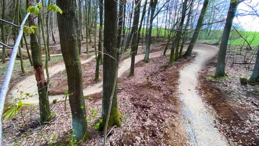 U Telče vyrostly singletraily pro horská kola. Nabídnou pohodové svezení i skokanskou výzvu